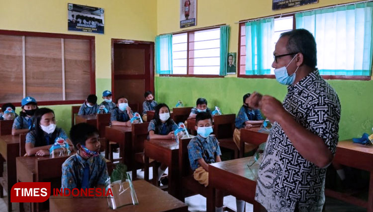 Doktor UWG mengajar SD. adalah Dr. Lukman Hakim, SH. MH., dan Dr. Zahir Rusyad, SH. MH. jg dekan FH UWG (Dr. Purnawan Dwikora Negara., SH. MH. (FOTO: AJP TIMES Indonesia)