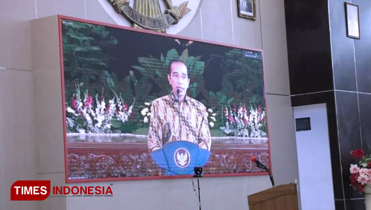 Presiden RI Joko Widodo saat menyampaik arahan kepada Kepala Daerah Seluruh Indonesia secara virtual. (FOTO: Pemprov Sulut for TIMES Indonesia)