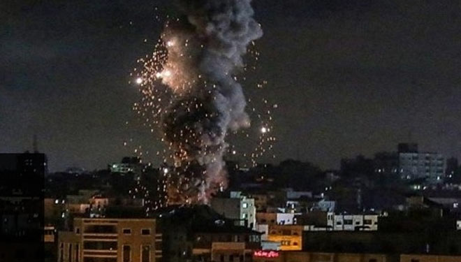 Serangan udara Israel membombardir Jalur Gaza, dan saksi mata mengatakan sebuah gudang di Rafah, di ujung selatan Gaza, terbakar oleh serangan udara Israel.(FOTO:BBC/Reuters)