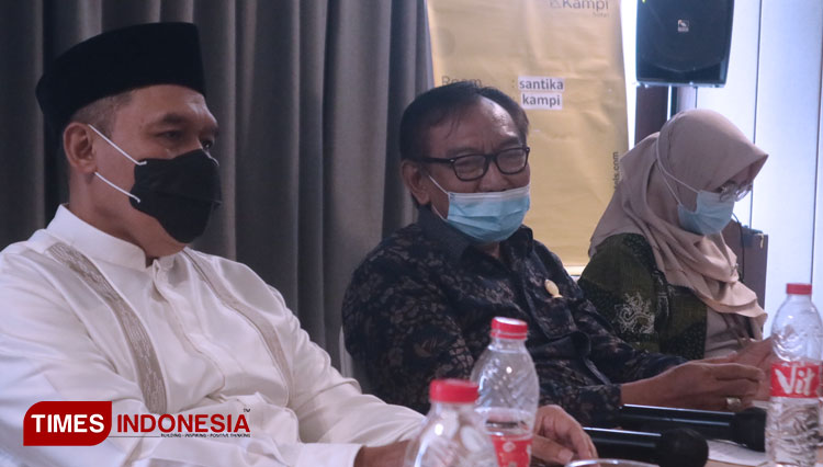 Ketua IPERINDO Jatim Momon Harmono (tengah) bersama Dewan Pembina DPP IPERINDO Bambang Haryo (paling ujung kiri) saat sosialisasi penyesuaian tarif, Rabu (19/5/2021). (Foto: Lely Yuana/TIMES Indonesia)