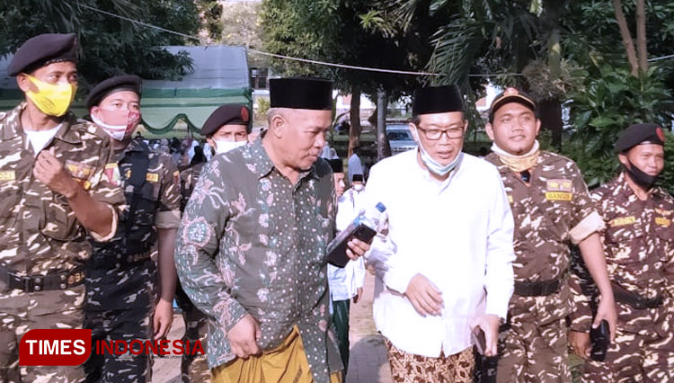 Ketua PWNU KH Marzuqi Mustamar usai mengisi kegiatan ceramah agama di Ponpes Mambaul Ihsan Gresik (Foto: Akmal/TIMES Indonesia)