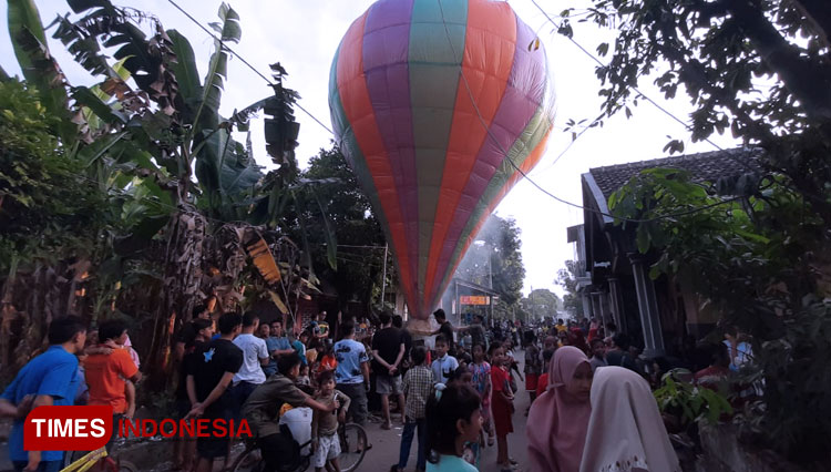 Terbangkan Balon Udara Tradisi Perayaan Ketupat Lebaran di Jombang