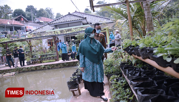 Ketua TP PKK Kab Bandung, Hj. Emma Dety Permanawati meninjau Rumah Sehat di Kampung Bojongpari RW 11 Desa Cimekar, Kec Cileunyi, Kab Bandung, Kamis (20/5/21). (FOTO: Iwa/TIMES Indonesia)