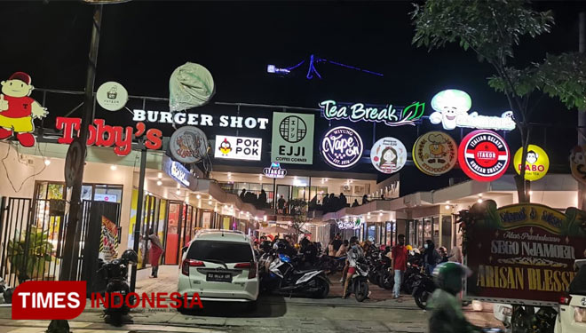 Suasana Food Court Milenial, Bratang Binangun Surabaya saat malam hari. (Foto: Lely Yuana/TIMES Indonesia) 
