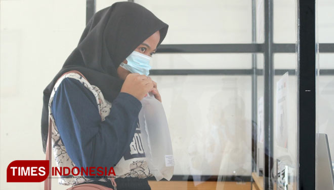 Penumpang kereta api saat menikmati layanan GeNose C19. (Foto: Humas Daop 3 Cirebon)