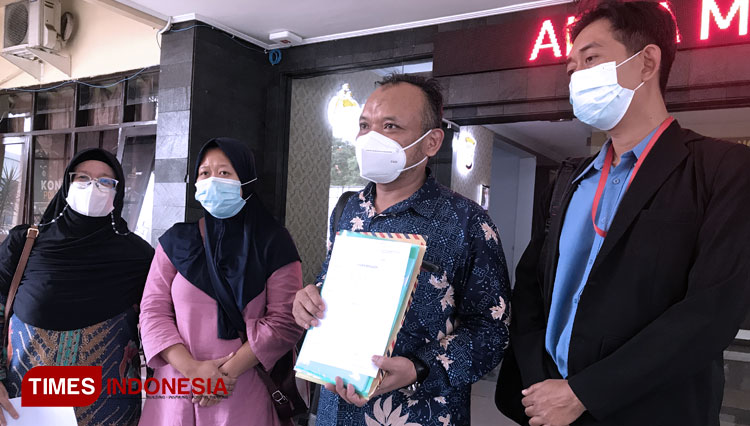 Guru TK berinisial S dengan kuasa hukumnya usai melakukan pengaduan di Polresta Malang Kota, Kamis (20/5/2021). (Foto: Rizky Kurniawan Pratama/TIMES Indonesia)
