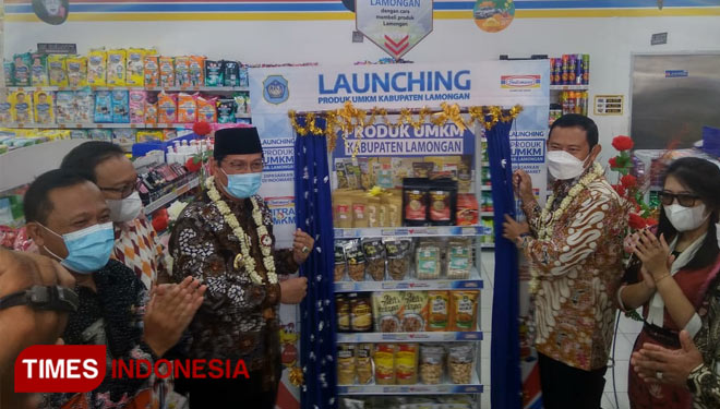 Branch Manager PT. Indomarco Prismatama Cabang Gresik Veronica Gratiawati bersama Bupati Lamongan saat melaunching 16 produk UMKM Lamongan yang sudah menjadi mitra bisnis Indomart, Kamis (20/05/2021), Foto : Moch. Nuril Huda/TIMES Indonesia).