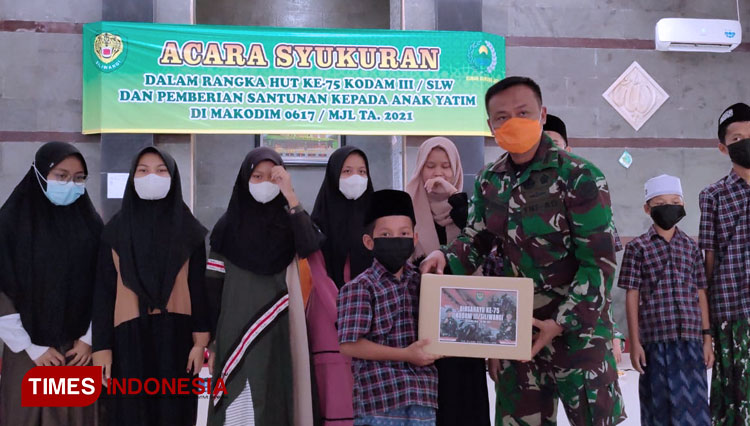 Dandim 0617/Majalengka, Letkol Inf Andik Siswanto memberikan santunan kepada anak yatim. (Foto: Kodim Majalengka for TIMES Indonesia)