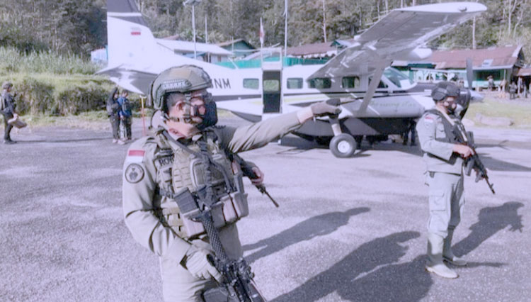 Kasatgas Humas Ops Nemangkawi Polri, Kombes Pol M. Iqbal Al Qudussy saat menjalankan tugas mulia dari Negara untuk menjaga kedaulatan NKRI di Papua (foto: Dokumen/POLRI)