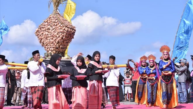 Ritual Lebaran Topat di Kabupaten Lombok Barat sebelum pandemi Covid-19. (Foto: Dinas Pariwisata Lombok Barat)