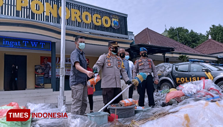 Kapolres Ponorogo AKBP Mochamad Nur Azis menunjukkan barang bukti ratusan balon udara dan petasan berukuran jumbo. (FOTO: Marhaban/TIMES Indonesia)