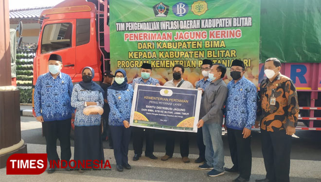 Bupati Blitar Rini Syarifah menerima langsung kedatangan jagung dari Pemkab Bima Provinsi Nusa Tenggara Barat di lobby Kantor Bupati Blitar, Kamis (20/5/2021). (Foto: Sholeh/ TIMES Indonesia)