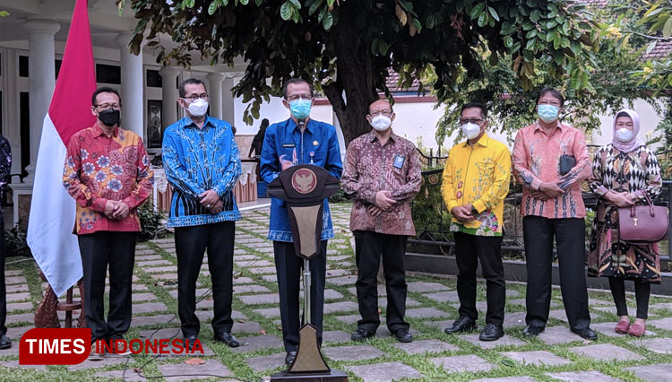 Bupati Magetan, Suprawoto bersama jajaran civitas dari Unesa saat konferensi pers di Pendapa Surya Graha, Magetan, Jawa Timur, Kamis (20/5/2021). (FOTO: Aditya Candra/TIMES Indonesia)