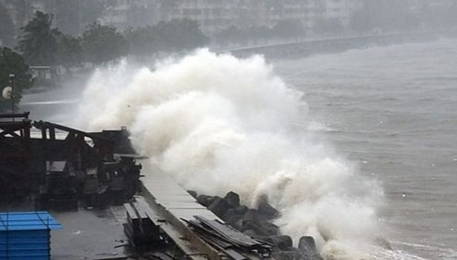 Kapal AL India membawa kembali yang selamat. Korban meninggal dunia  diperkirakan akan meningkat seiring operasi penyelamatan berlanjut. (FOTO:BBC)