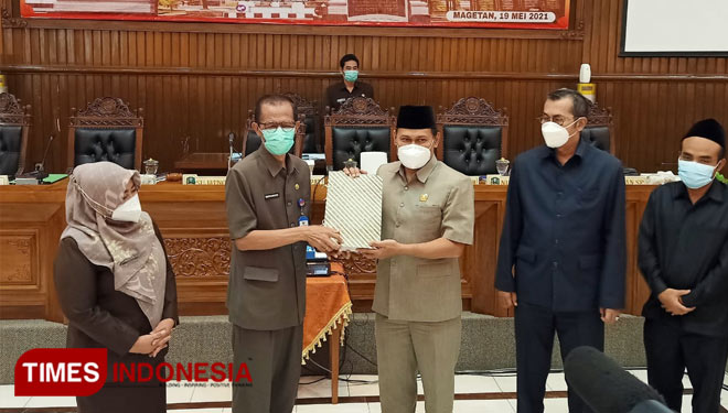 Penyerahan materi raperda oleh Bupati Magetan kepada DPRD Magetan. (Foto: Aditya Candra/TIMES Indonesia)