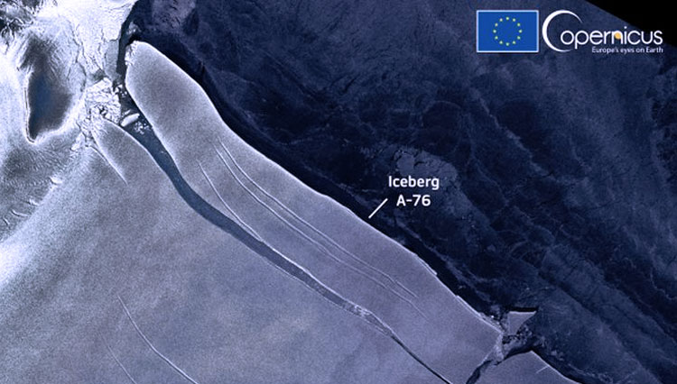Gunung es A-76 memiliki panjang 175 km (106 mil) dan lebar 25 km (15 mil). (FOTO: Satelit Copernicus)