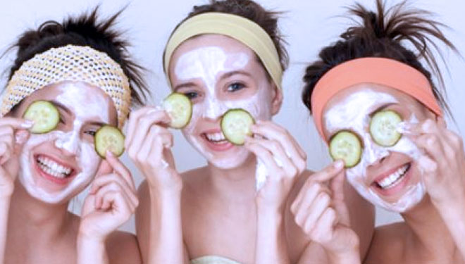 Ilustrasi foto remaja melakukan perawatan wajah (Foto: MomJunction)