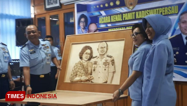 A Commander of Navy takes a gift of a set of Burned Blackwood 3D painting of Blackwood Craft Indonesia Probolinggo. (Photographs: Blackwood Craft Indonesia for TIMES Indonesia)