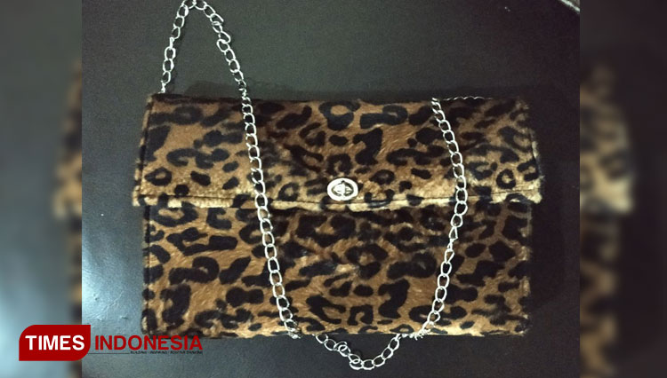 Dompet dan tas bisa request ukuran dan model, sprei juga bisa pesan ukuran yg dilengkapi bedcover...