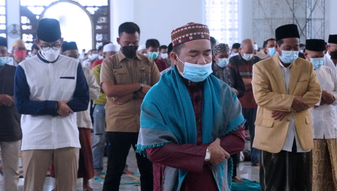 Menparekraf Sandiaga Uno saat shalat Jumat di Masjid Al Akbar Surabaya, Jumat (21/5/2021).(foto: Dok.MAS)