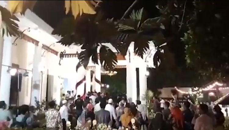 Kerumunan di pesta ulang tahun Gubernur Khofifah yang terlihat dalam video.(Foto: tangkapan layar) 