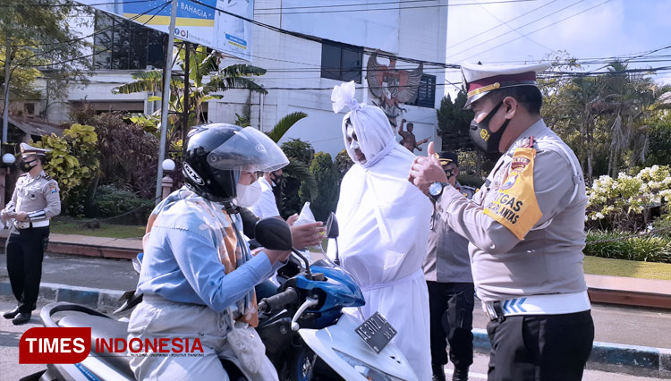 Anggota-Lantas-Polres-Pacitan-yang-menyerupai-pocong-3.jpg