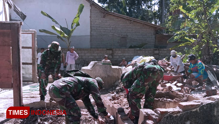 Anggota-TNI-di-Banyuwangi-membantu-warga-korban-gempa-Blitar-3.jpg