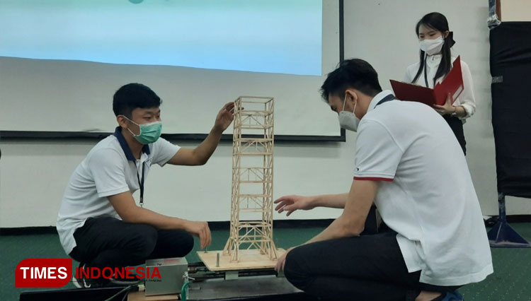 Himasitra UK Petra Gelar Kompetisi Bangunan Tahan Gempa