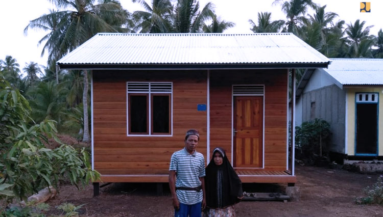 Penerima-Program-BSPS-beserta-rumahnya-3.jpg