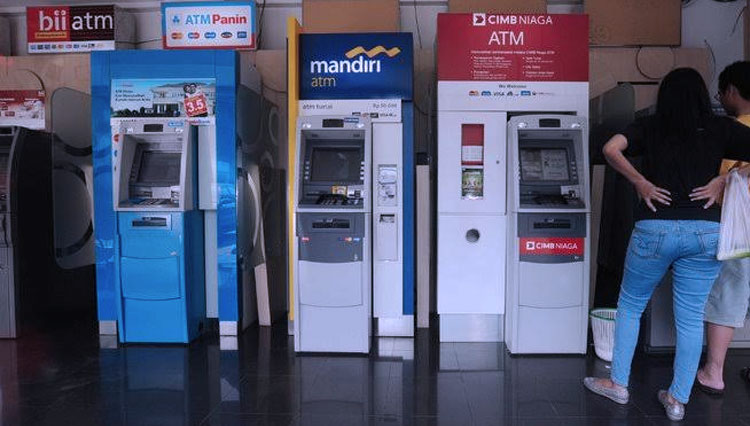 Para pengguna jaringan ATM Link milik bank-bank BUMN. (FOTO: Merdeka.com)
