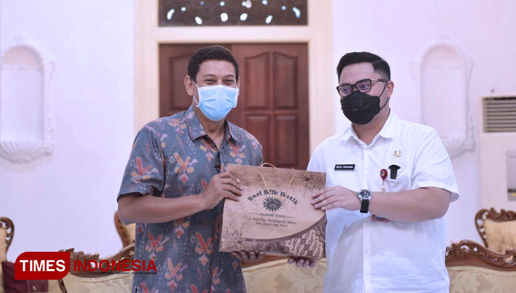 serahkan-kenang-kenangan-kepada-Wali-Kota-Kediri.jpg