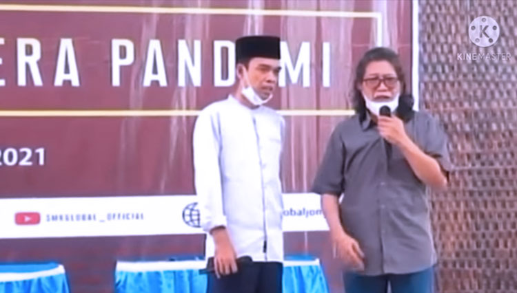 Ustaz Abdul Somad dan Cak Nun saat bertemu di acara wisuda SMK di Jombang (Foto: Tangkapan layar)