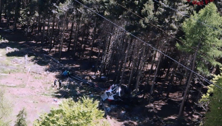 Kondisi kereta gantung yang terjatuh di hutan yang sulit diakses dan para petugas Italia berusaha melakukan evakuasi. (FOTO: BBC/ANSA)