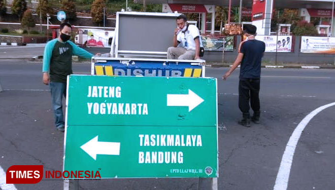 Pemasangan rambu peralihan rute oleh Petugas Dishub di Simpang Tiga Pom Bensin Parungsari (Foto: Susi/TIMES Indonesia)