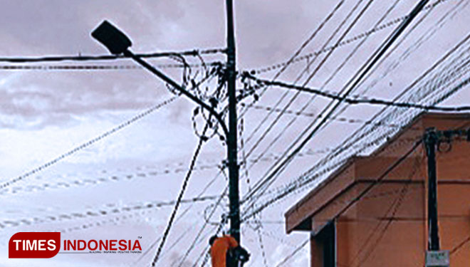 Personel Polres Pagaralam saat melakukan pemasangan kamera CCTV disalahsatu titik di wilkum Polres Pagaralam. (Foto: Asnadi/TIMES Indonesia)