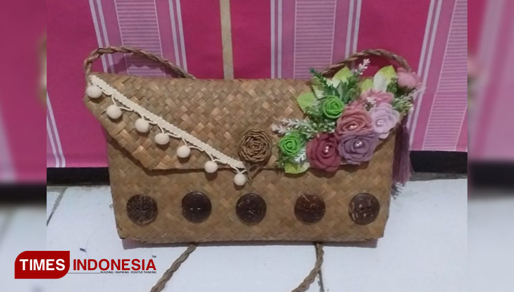 Tas fashion purun berbahan dari rumput gajah produksi UKM Mahameru Probolinggo. (Foto-foto: Dok Rita Prihartini for TIMES Indonesia)