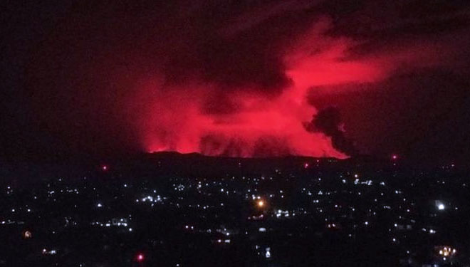 Langit menjadi merah karena semburan lava, sementara ribuan penduduk meninggalkan rumahnya dan lava melahap perumahan penduduk. (FOTO:BBC/EPA/Getty Image/Reuters)