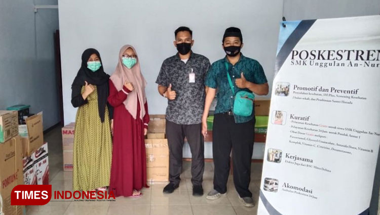 Siswa Jurusan Asisten Keperawatan SMK Unggulan An Nur Bululawang sedang mengecek pasien. (Foto-foto: SMK Unggulan An Nur Bululawang for TIMES Indonesia)