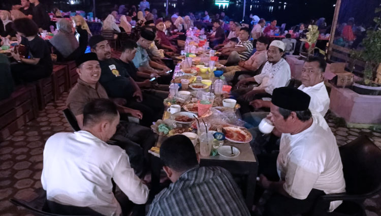 Diduga Iswahyudi makan malam bersama dipuja sera kota Sinabang (baju putih sebelah kiri) duduk bersama rekannya pejabat di Dinas PUPR beberapa waktu lalu. (Foto: Dok TIMES Indonesia)
