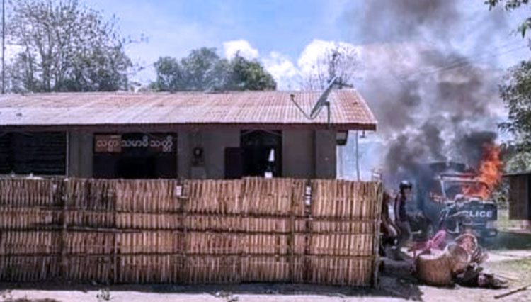 Kantor polisi Moe Bye terbakar pada Minggu siang. (FOTO:The Irrawaddy/Kantarawaddy Times)