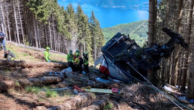 Kereta gantung yang jatuh terlihat setelah ambruk di Stresa, dekat Danau Maggiore, Italia 23 Mei 2021. (FOTO:Reuters).