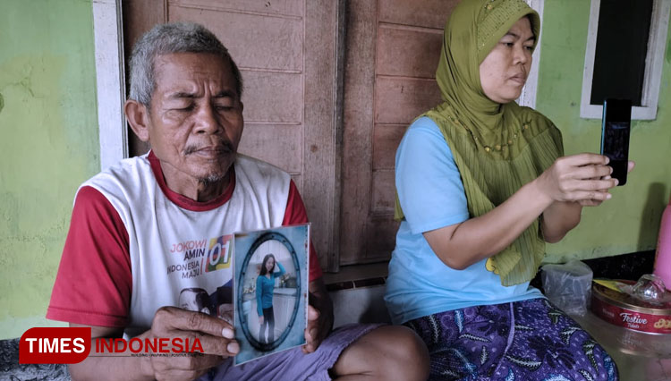 Anggota keluarga memperlihatkan foto PMI Asal Majalengka, Nenah Arsinah. (Foto: Jaja Sumarja/TIMES Indonesia)