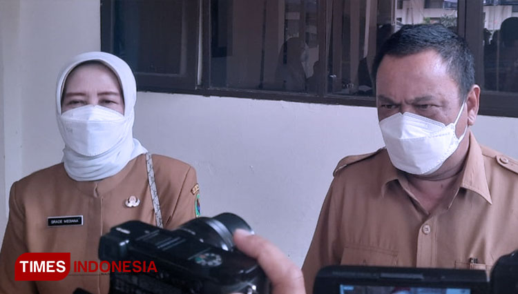 Kadisnakertrans Kab Bandung, Rukmana bersama Kadinkes Kab Bandung Grace Mediana saat konpers di Kantor Disnaker Kab Bandung, Senin (24/5/21). (FOTO:Iwa/TIMES Indonesia)