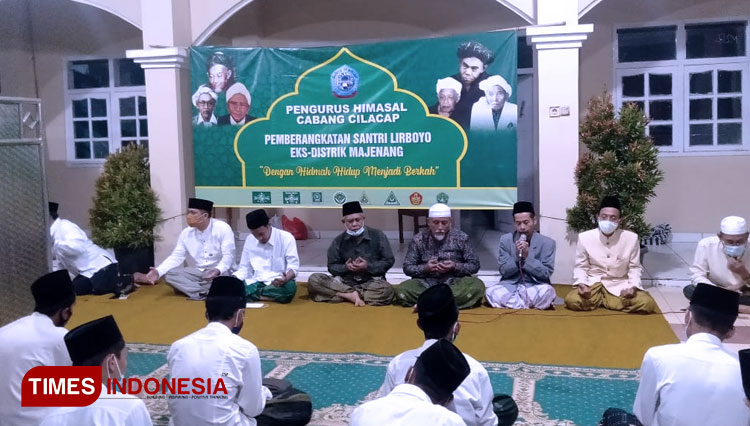 Doa bersama sebelum Pemberangkatan 52 santri se-Eks Distrik Majenang ke Pondok Pesantren Lirboyo, Kota Kediri, Jawa Timur, Minggu (23/5/2021) malam (FOTO: Pendim Cilacap for TIMES Indonesia)