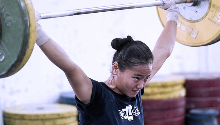 Sosok Windy Cantika Aisah yang berhasil meraih medali emas kejuaraan dunia angkat besi junior 2021. (FOTO: Antara/Hafidz Mubarak A)