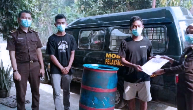 Tim Kejari Pacitan saat mengembalikan barang bukti ke warga di Pacitan. (Foto: dok Kejari Pacitan)