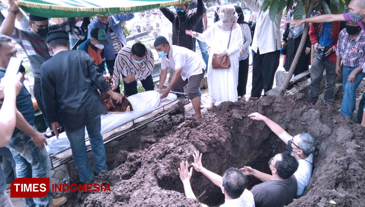 Prosesi pemakaman Ibunda Indra Brasco, Anik Rahayu, di TPU Kasin Kota Malang. (Foto: Naufal Ardiansyah/TIMES Indonesia)