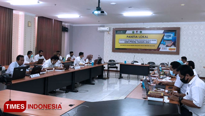 Committee on watch of admission test of UIN Malang watching the students online from the screen. (Photo: Nadira Rahmasari/TIMES Indonesia)