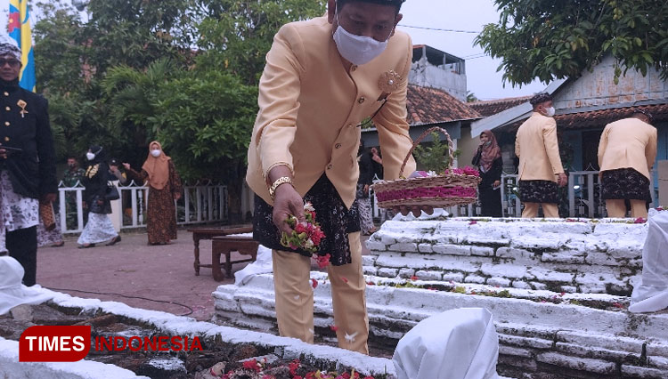 Ketua DPRD Kabupaten Lamongan Abdul Ghofur ziarah ke makam Mbah Lamong dan leluhur pendiri Lamongan, Selasa (25/05/2021), (FOTO: Moch. Nuril Huda/TIMES Indonesia)
