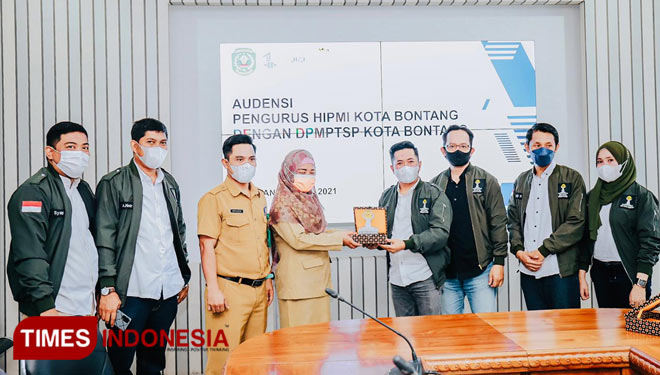 Ketua Umum BPC HIPMI Bontang, Amriadi menerima Plakat dari Kepala Bidang Pengaduan, Pengendalian Kebijakan, dan Pelaporan Layanan DPMPTSP Bontang, Andi Kurnia (Foto: Kusnadi/TIMES Indonesia)